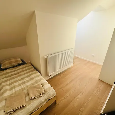 Apartmán New Sunny Rooftop With A Terrace 10-15 Minutes Drive From Centre